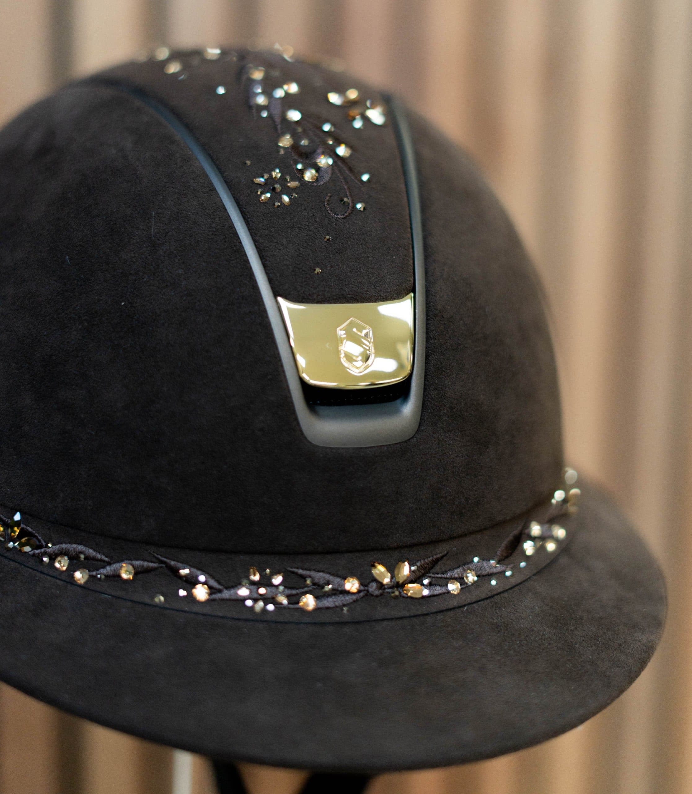 Productfoto van een cap met strass-detail