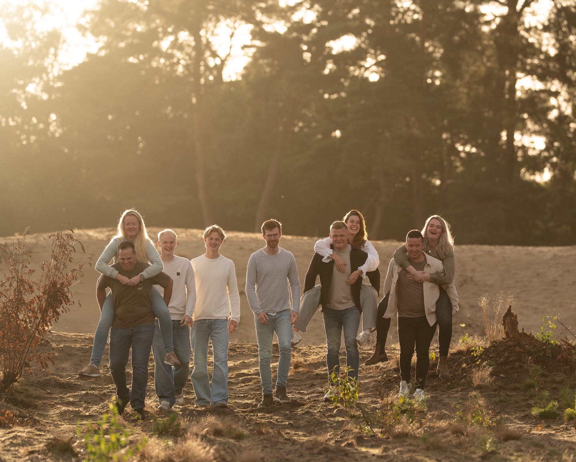 Familie samen op de heide in warm avondlicht