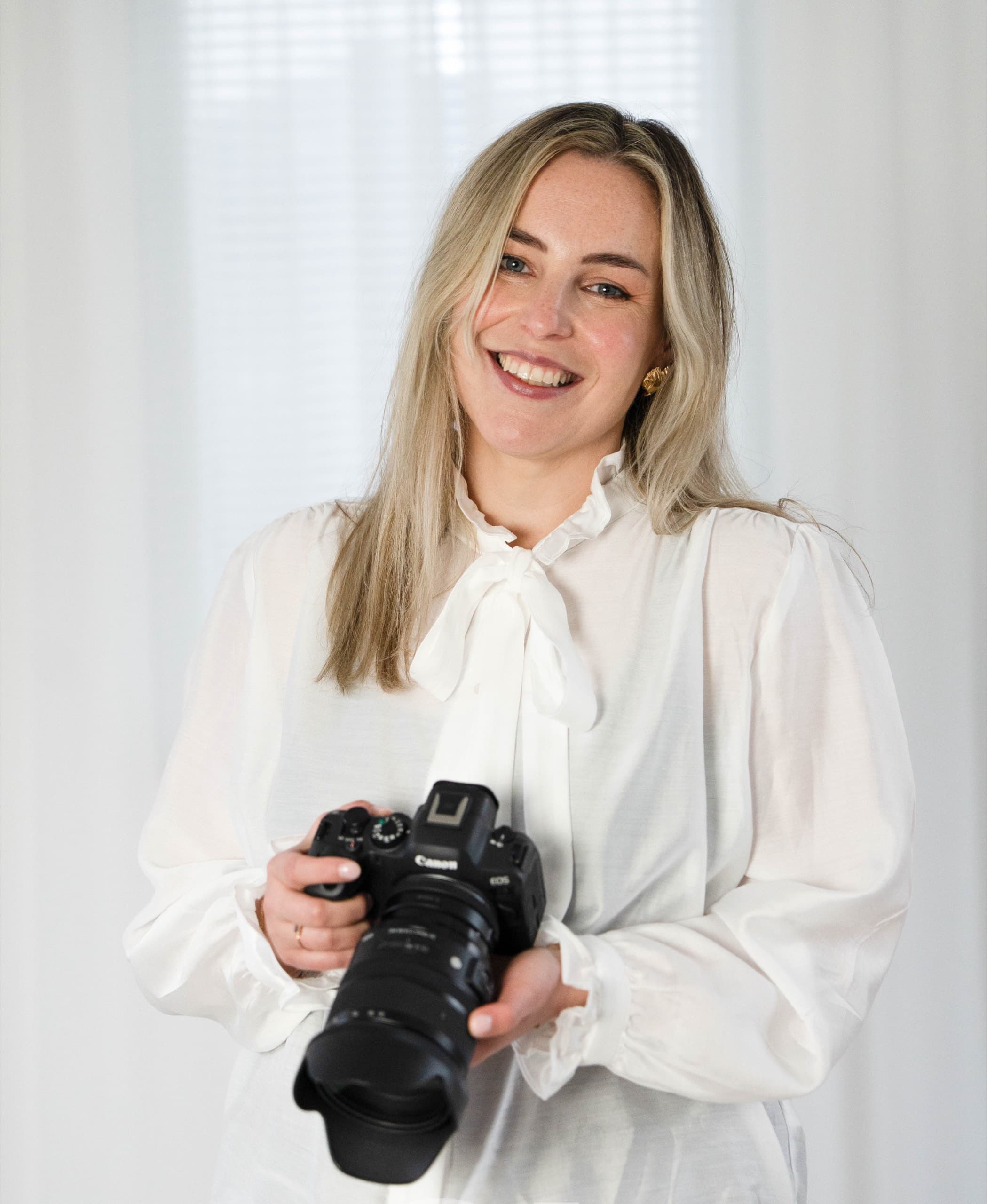 Personal branding portret van een fotograaf met camera