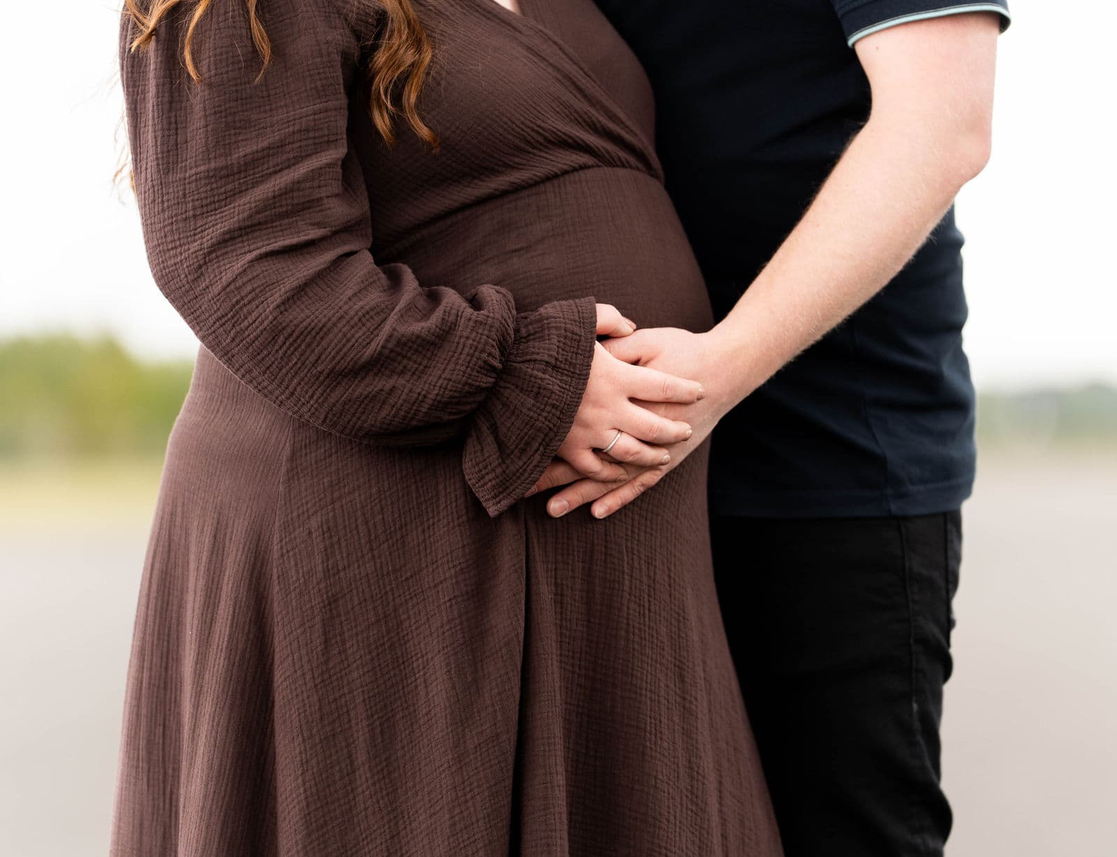 Aanstaande ouders met hun handen samen om de zwangere buik